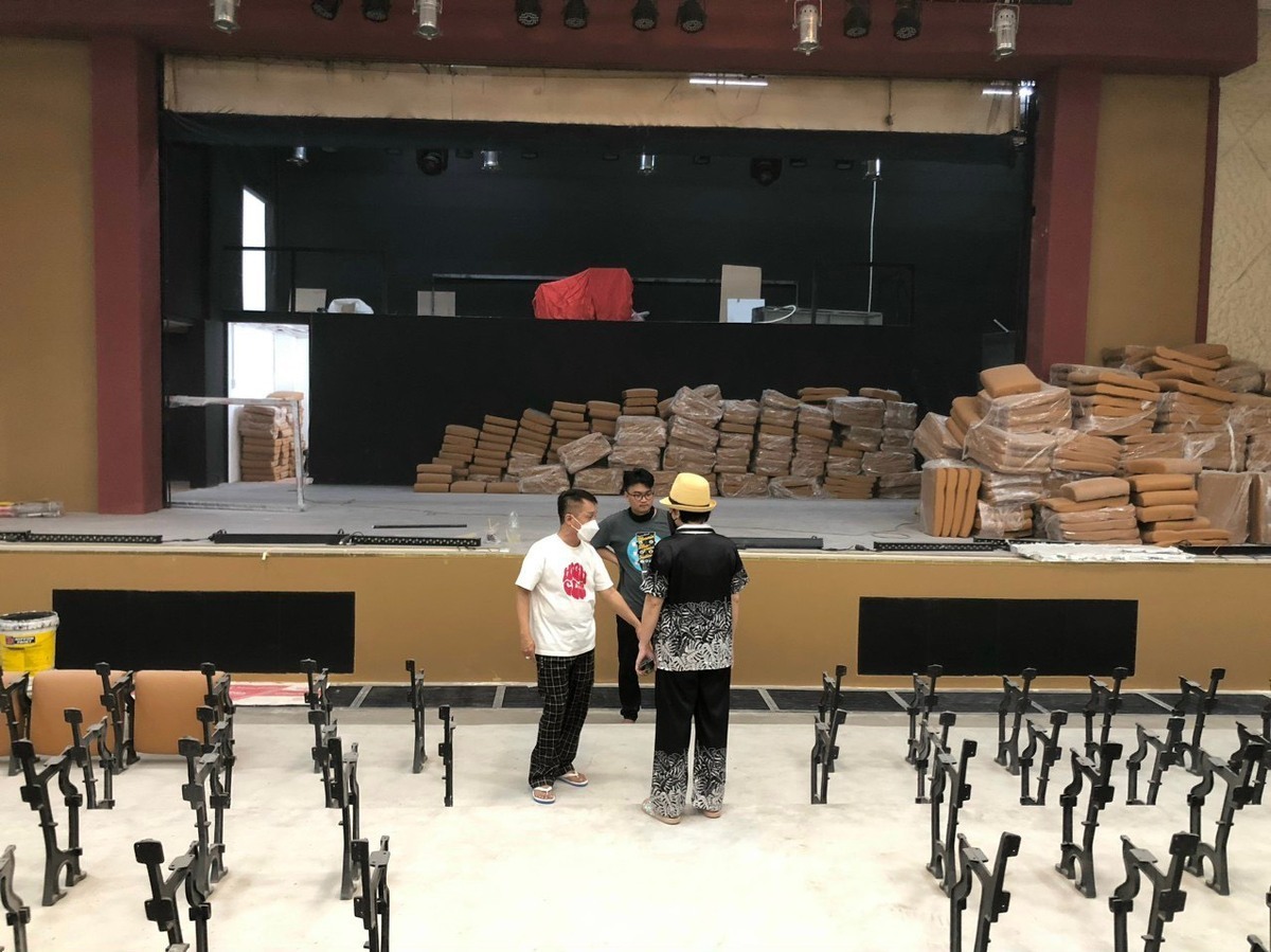 Vệ sinh sân khấu Trương Hùng Minh