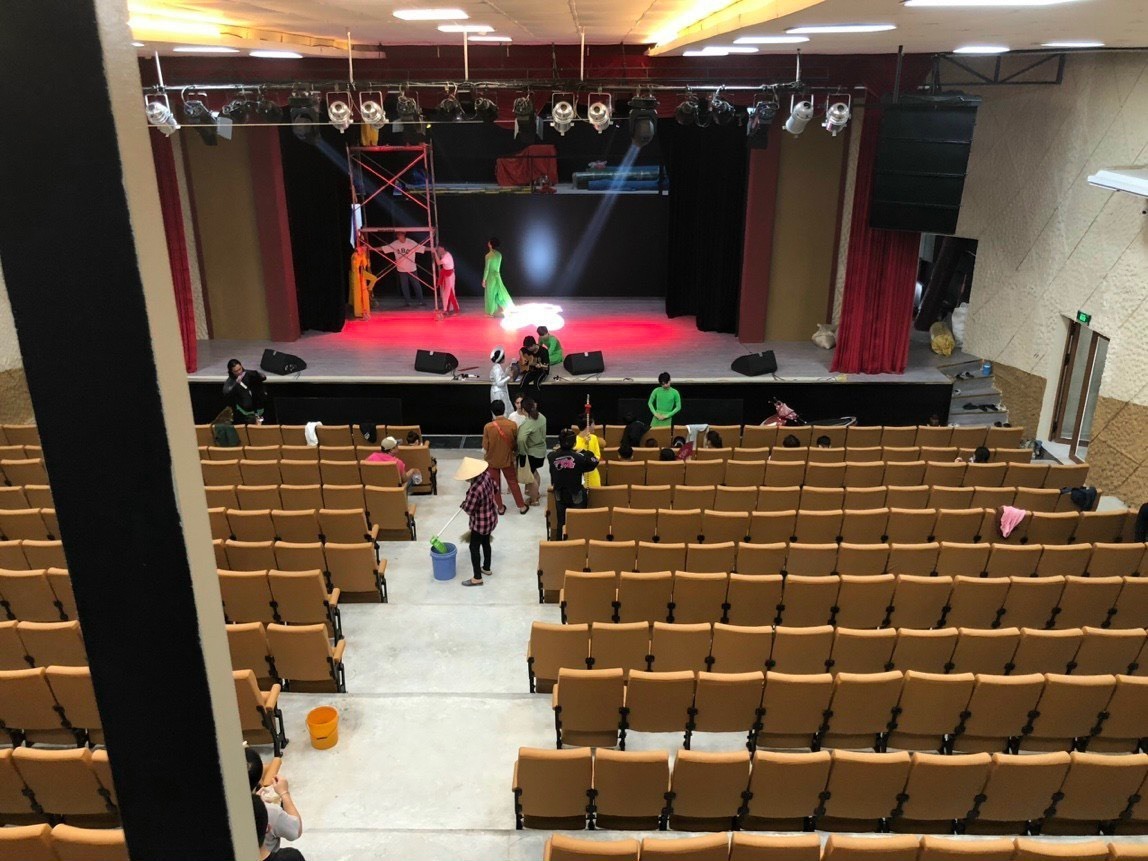 Vệ sinh sân khấu Trương Hùng Minh