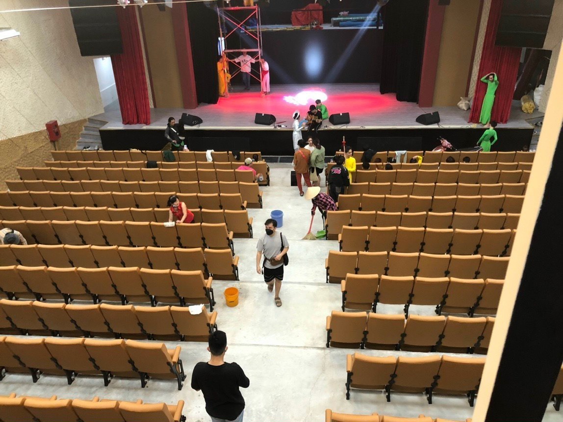 Vệ sinh sân khấu Trương Hùng Minh