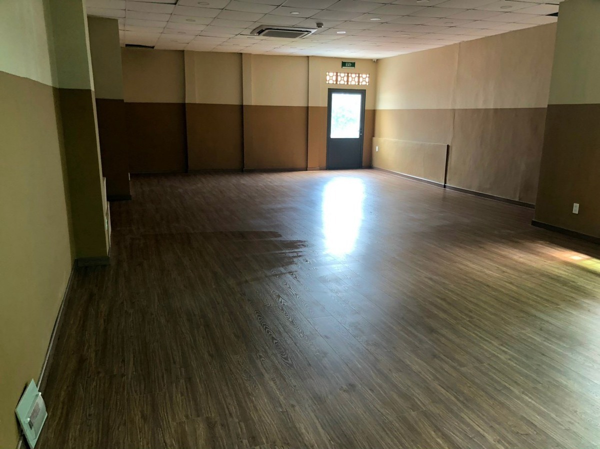 Vệ sinh sân khấu Trương Hùng Minh