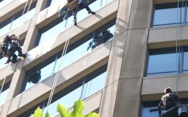 Dịch vụ Lau kính tòa nhà cao tầng